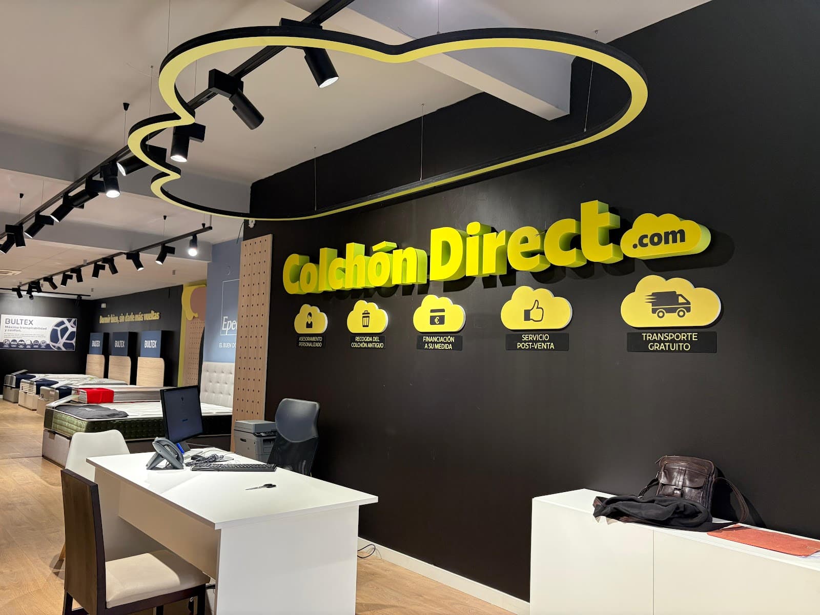 Interior de la tienda ColchonDirect en Mataró